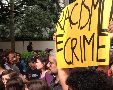 Students and teachers make an act against racism in Higienópolis