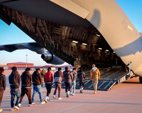 Supreme Court of the United States stops deportations of Venezuelan migrants to El Salvador