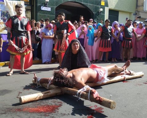 Tacna: Young people bring Jesus closer to the population with representation of Vía Crucis