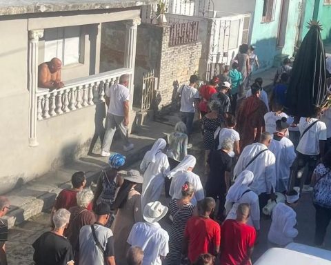 The Cuban faithful travel the streets of Havana with the Viacrucis on Good Friday