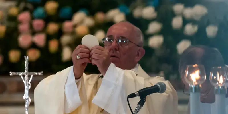 El papa Francisco oficiando una misa en el santuario de El Cobre, en Cuba, en 2015