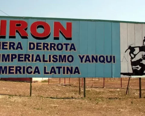 Una valla con propaganda oficial sobre Playa Girón