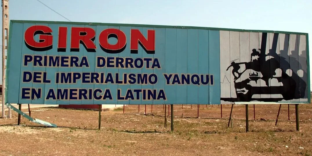 Una valla con propaganda oficial sobre Playa Girón