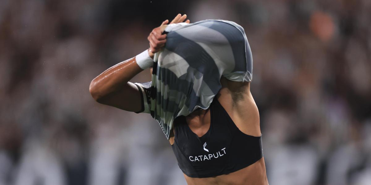 The champion, Botafogo, wins 'in extremis' with goals from the substitutes