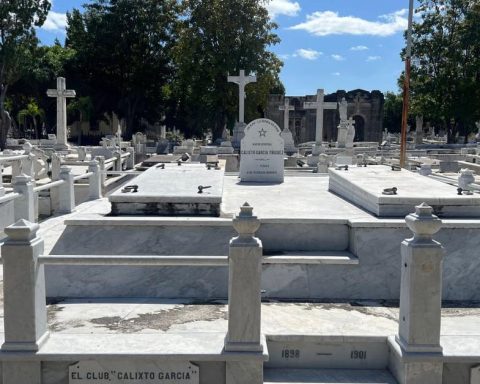 The dead to the hole and the living to the plane: sell the family tomb, last resort to leave Cuba