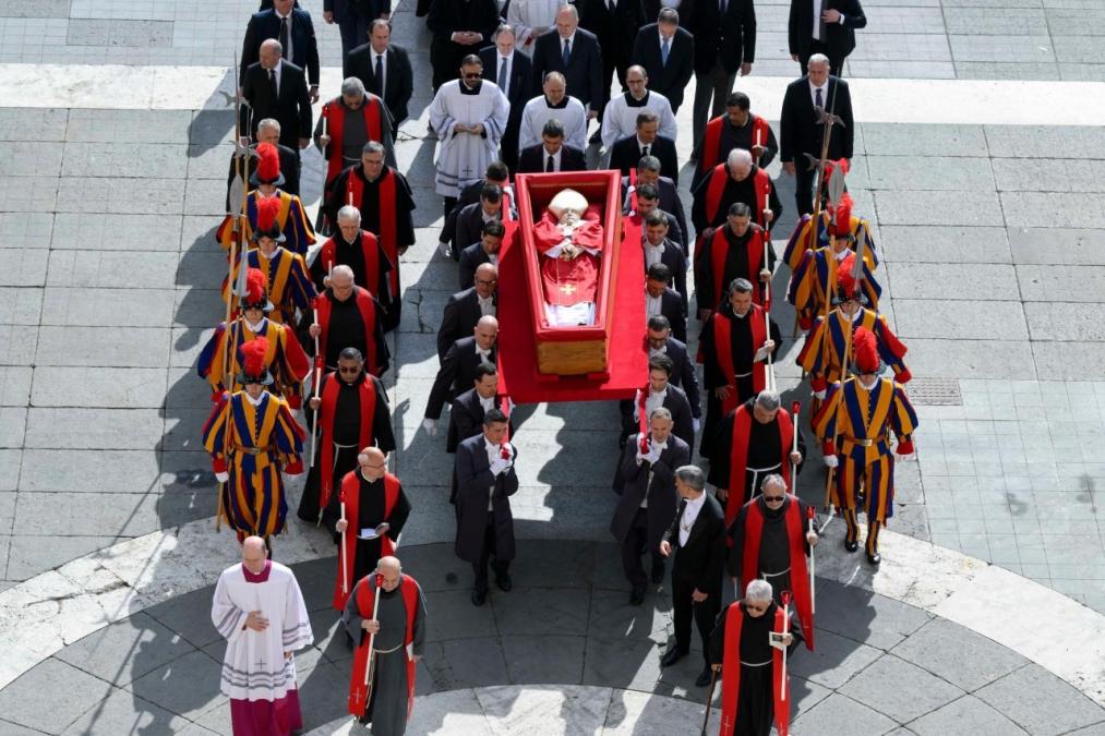 The faithful begin to give the last goodbye to Pope Francis