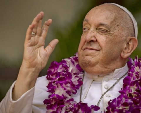The world dismisses Pope Francis