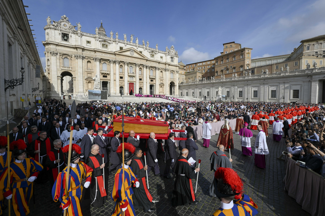 Thousands of faithful give the last goodbye to Pope Francis in the Vatican (+Video)