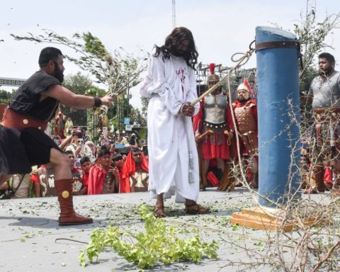 Thousands witness the passion of Christ in the streets of Iztapalapa