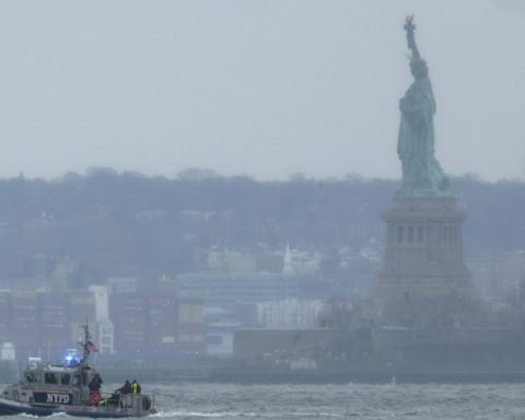 US authorities work to recover the pieces of the star helicopter on the Hudson River