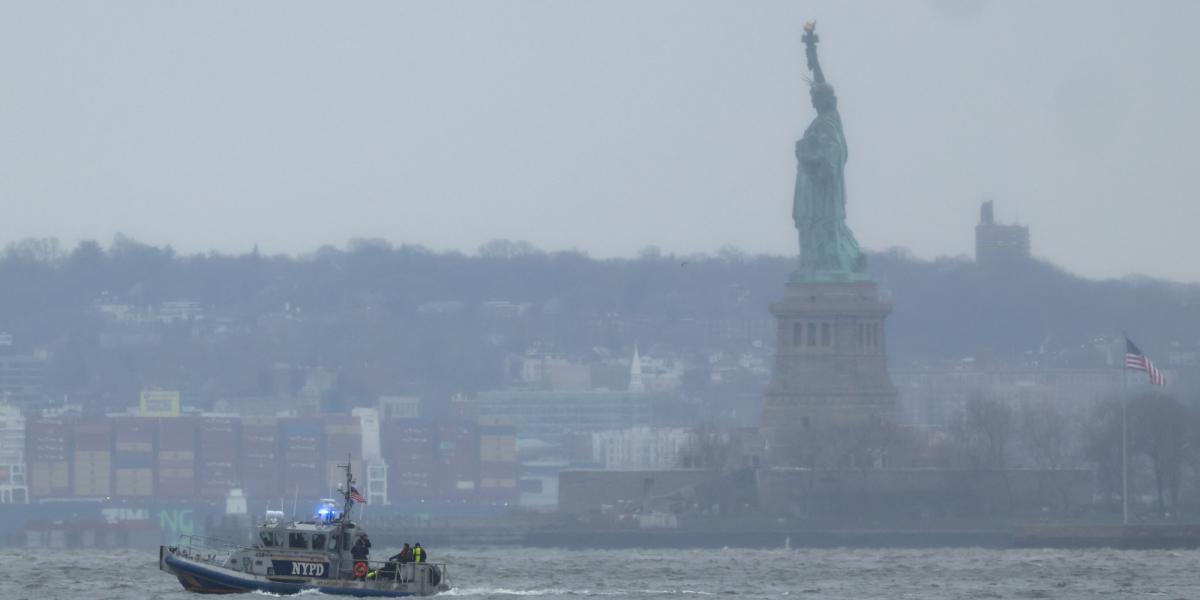 US authorities work to recover the pieces of the star helicopter on the Hudson River