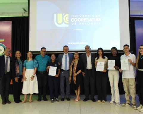 Talento vallecaucano: estudiantes con los mejores resultados en Saber 11 de 2024 recibieron un premio que transformará su futuro