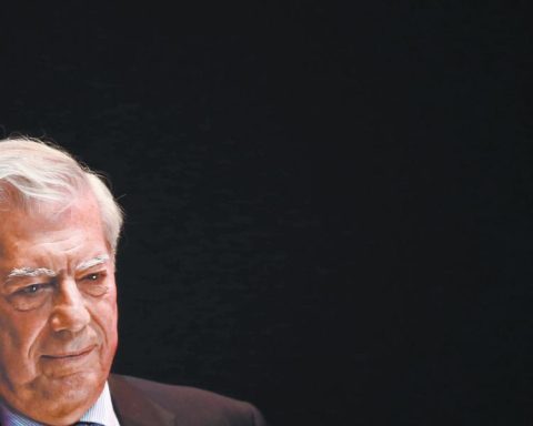 Vargas Llosa: Literature lived as a fish in the water