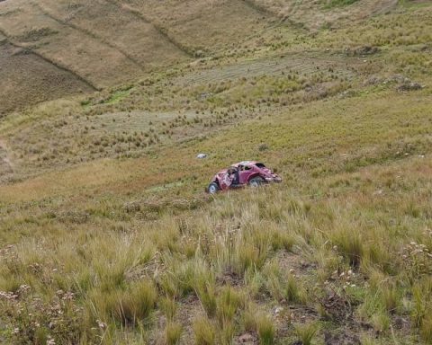 Vehicle fell to an abyss of more than 100 meters on the Pampas - Huancayo road