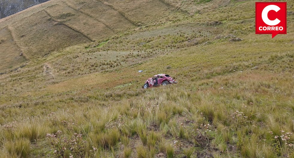 Vehicle fell to an abyss of more than 100 meters on the Pampas - Huancayo road