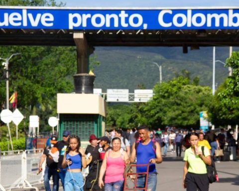 Venezuelans can cross the border to Colombia without a passport, only with its card