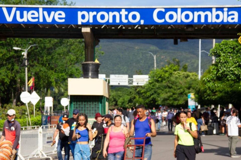 Venezuelans can cross the border to Colombia without a passport, only with its card
