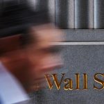 Wall Street closes disparate session; S & p rises promoted by actions of Eli Lilly and Apple
