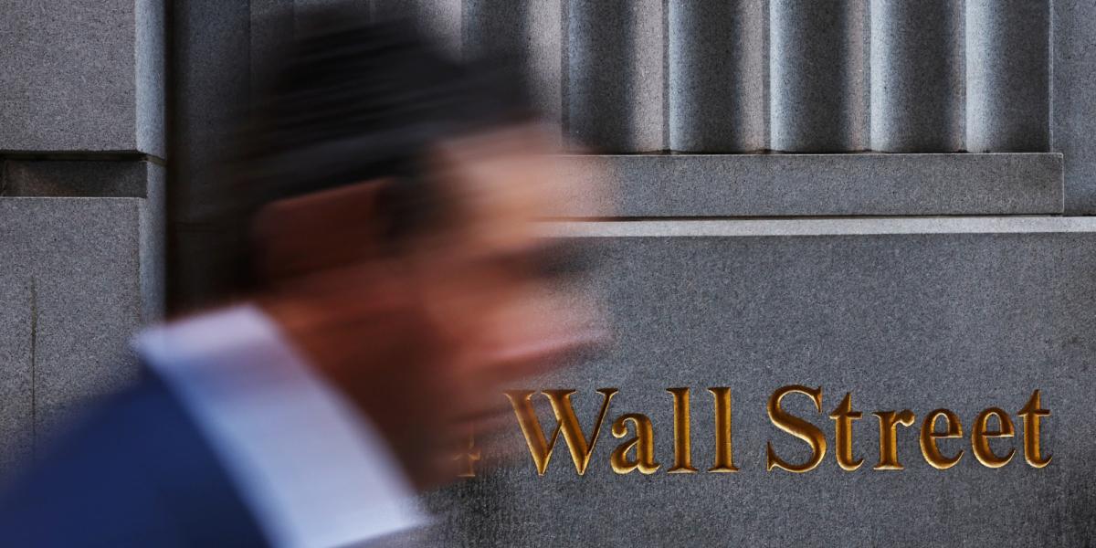 Wall Street closes disparate session; S & p rises promoted by actions of Eli Lilly and Apple