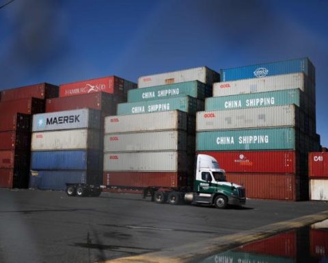 What is the national government plan to negotiate tariffs with Donald Trump?