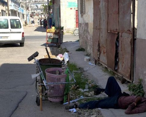 With so much garbage to collect in Havana, there is no sweeper to endure
