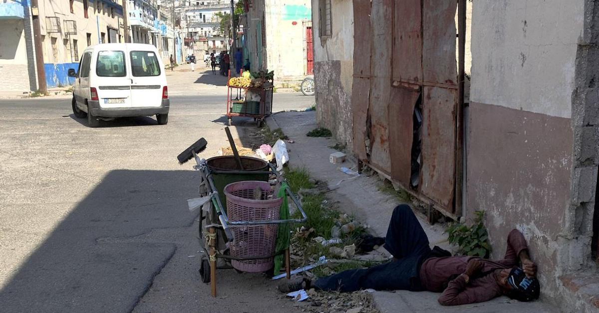 With so much garbage to collect in Havana, there is no sweeper to endure
