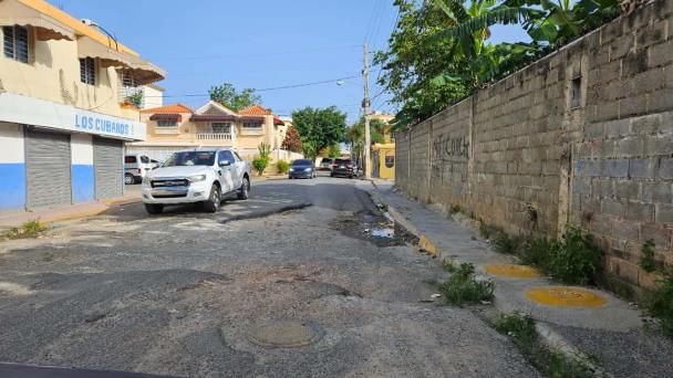 A child questions Mayor Dío Astacio for Hoyos in the streets