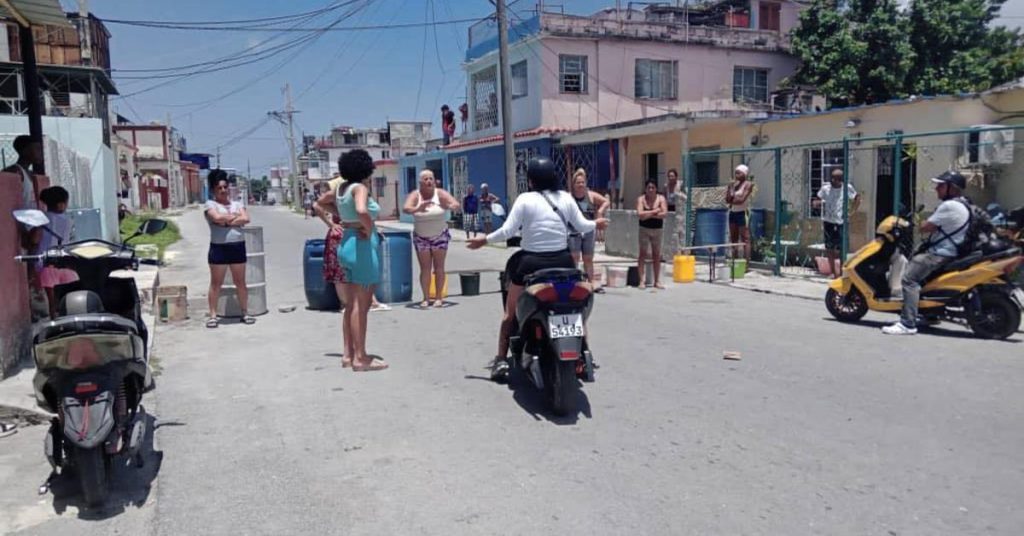 A dozen women block a street in order after four months without water