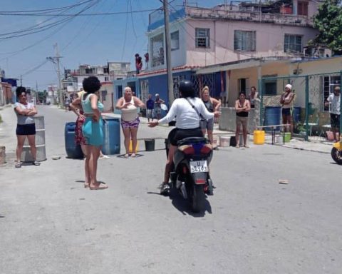A dozen women block a street in order after four months without water