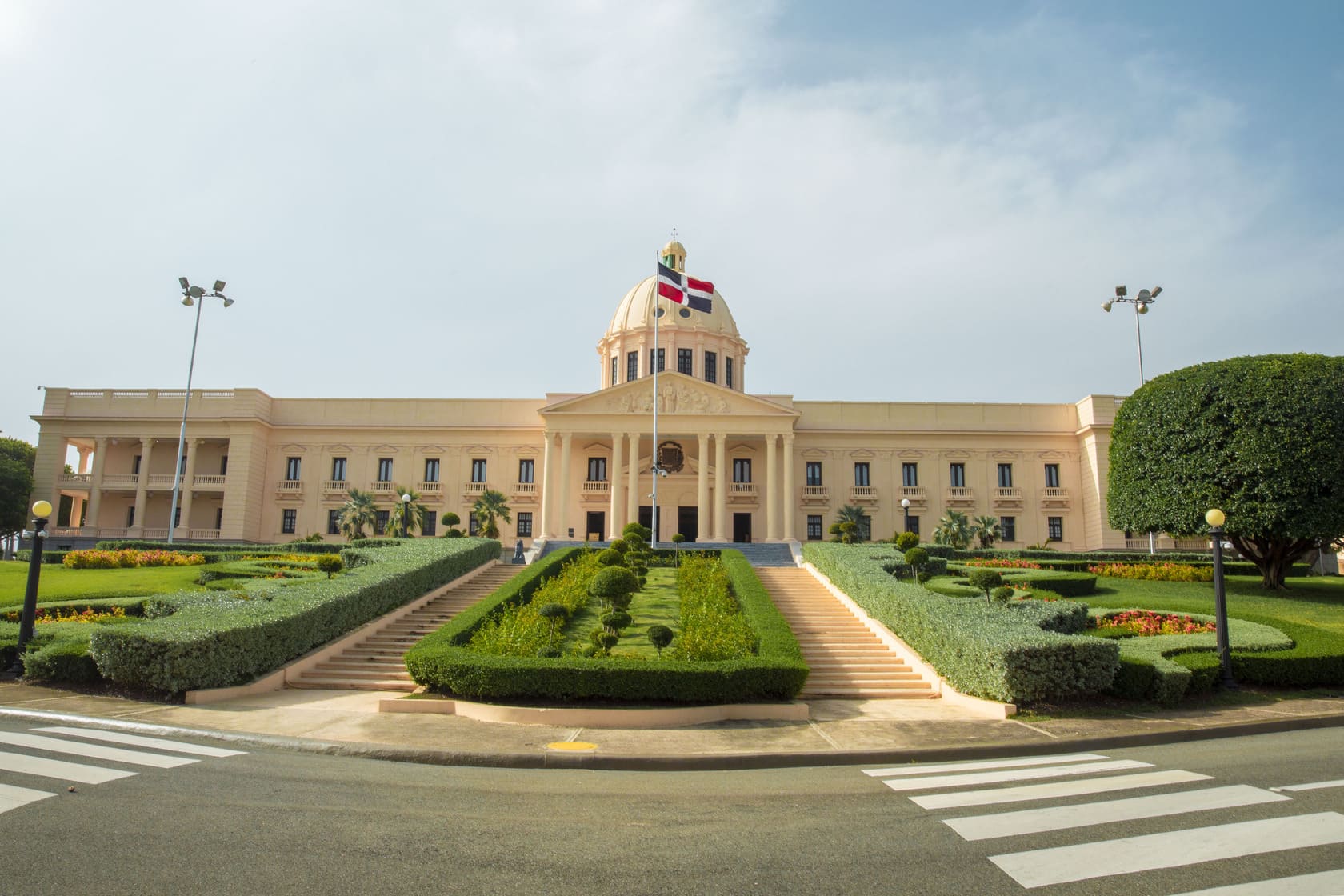 Abinader promulga ley para fusionar Hacienda y Economía