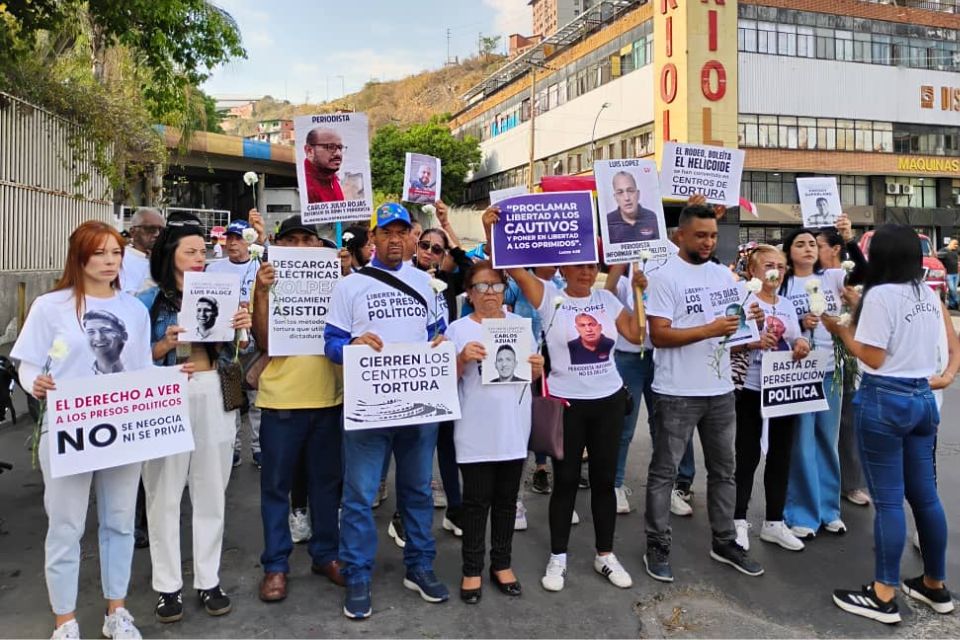 At least 16 political prisoners are in prolonged isolation, denouncing committee