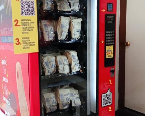 Bogotá innova in sexual health with free HIV autotest machine, condoms and lubricants