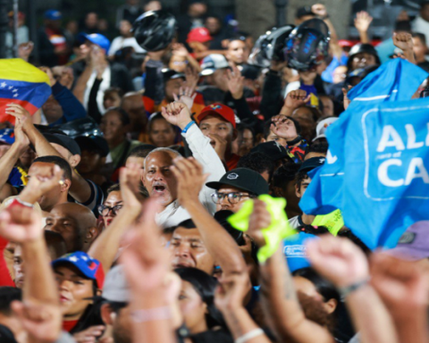 Bolivarian revolution dedicates electoral victory to commander Hugo Chávez