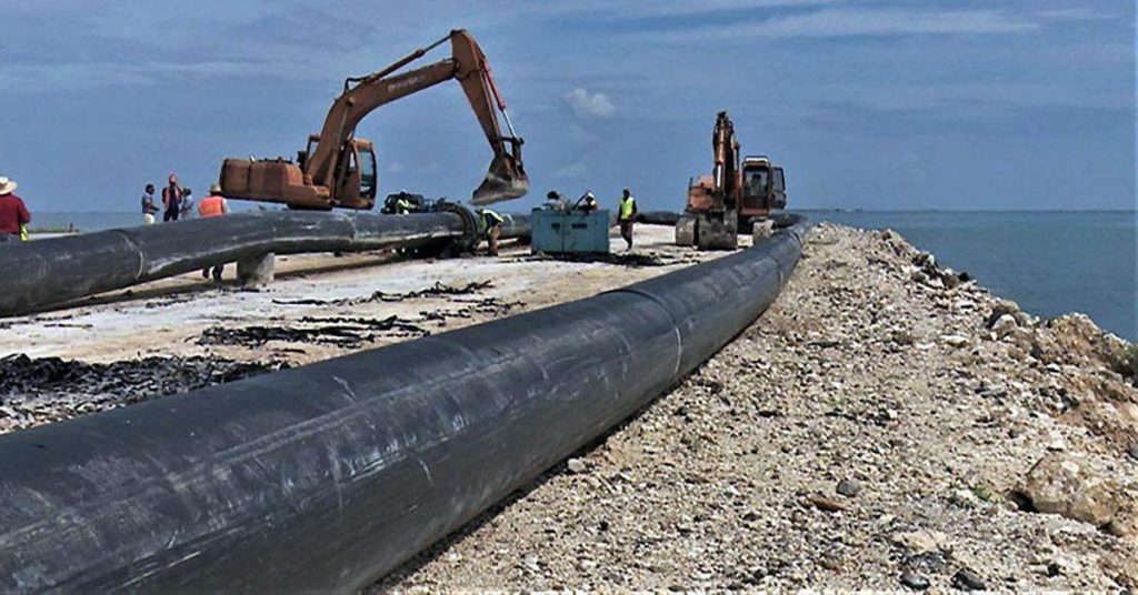 Bring drinking water to the hotels of the Cayos, a expensive operation