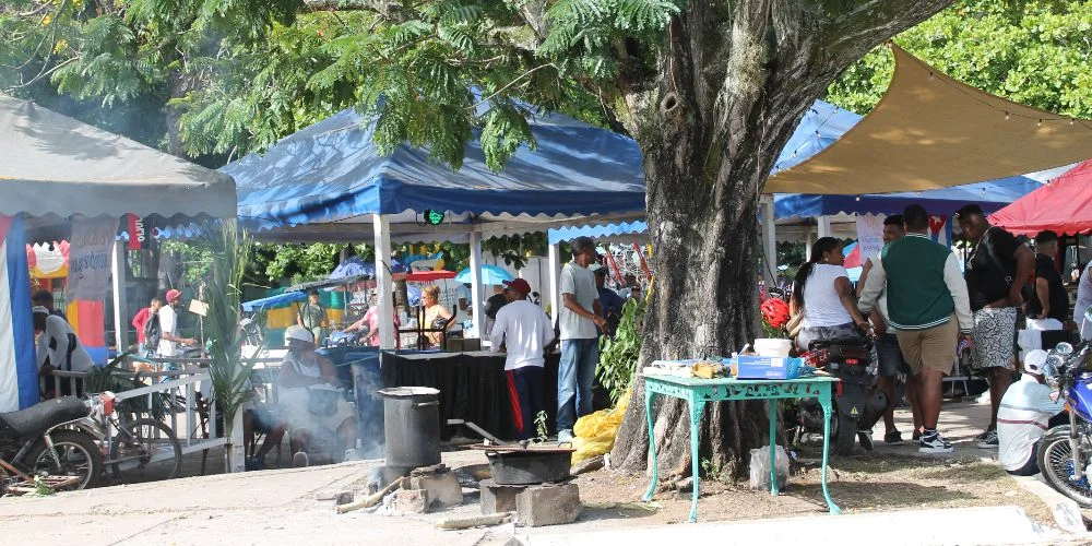 Puestos de venta alrededor del Estadio Sandino