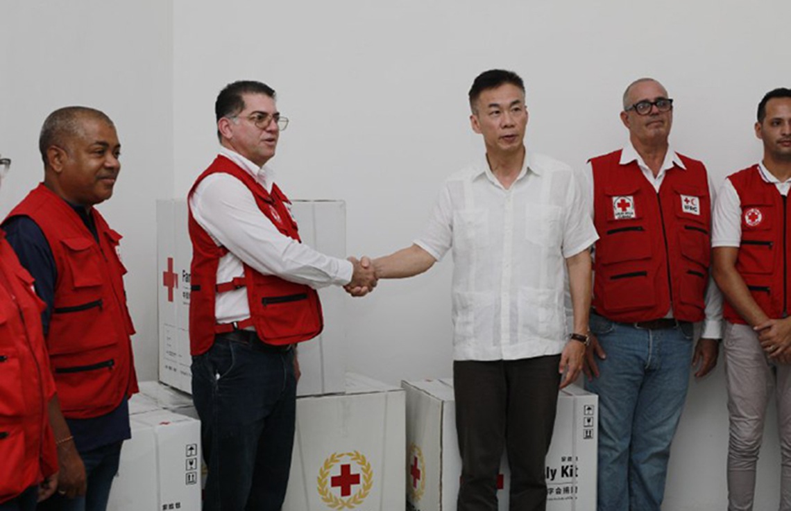 China donates a thousand emergency kits to Cuba to face disasters