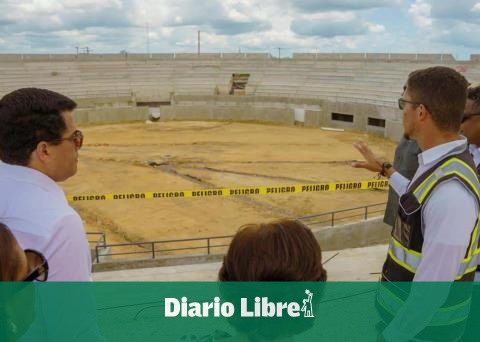 Collado supervises works of the bullring in the Seibo