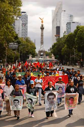 Confirm parents of the 43 who will meet on Tuesday with Sheinbaum