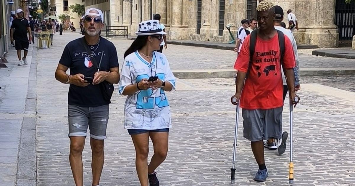 Cuba received less than a million tourists between January and June