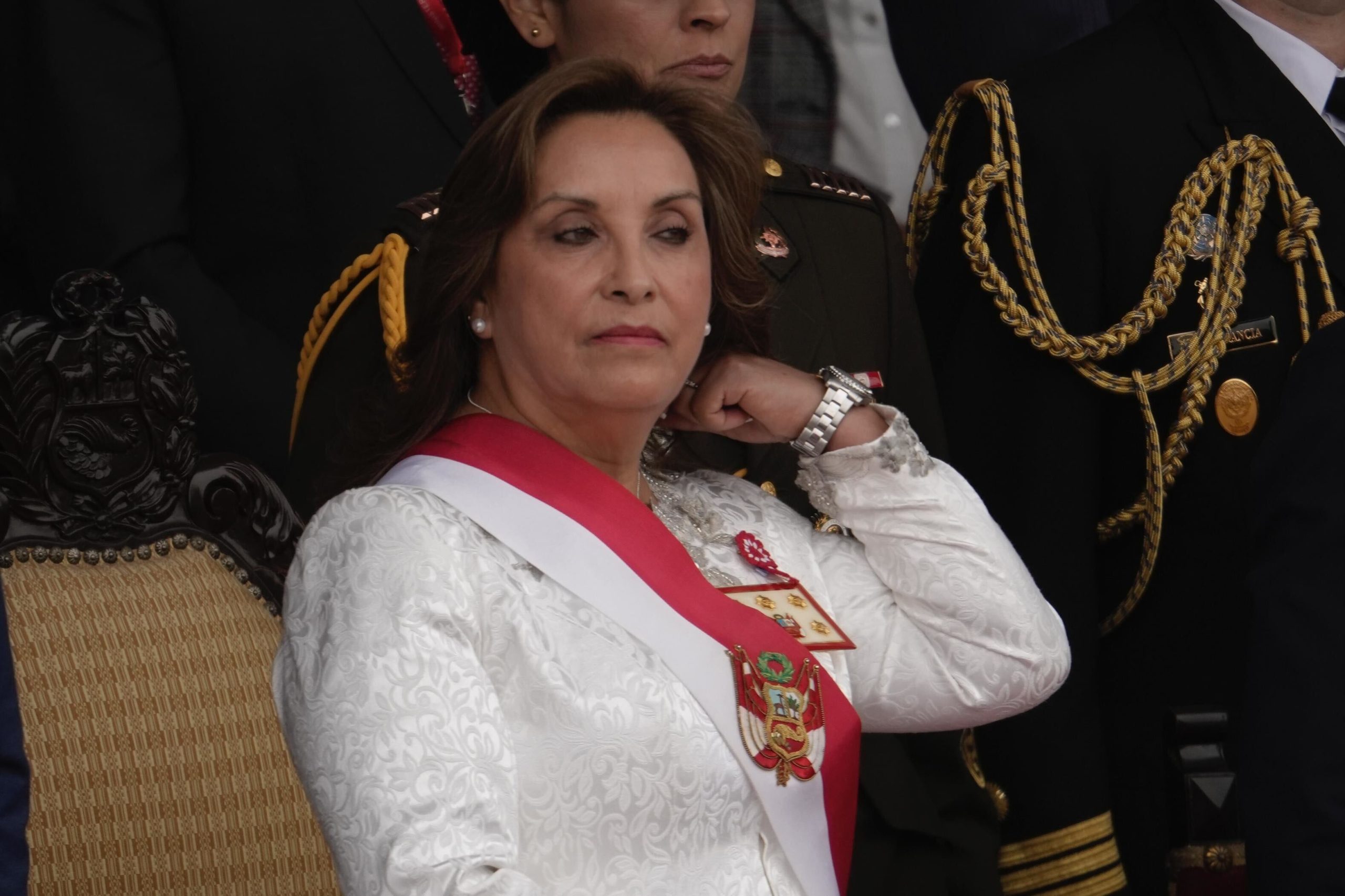 Dina Boluarte is pifted and received with shouts during her last tour in the military stop: "Murderess"