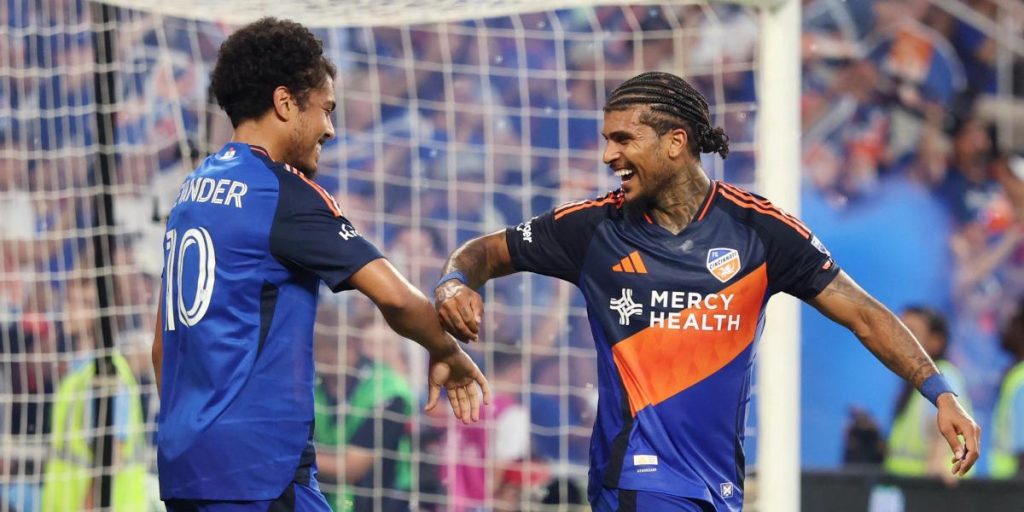 Evander presses Messi by the Golden Boot