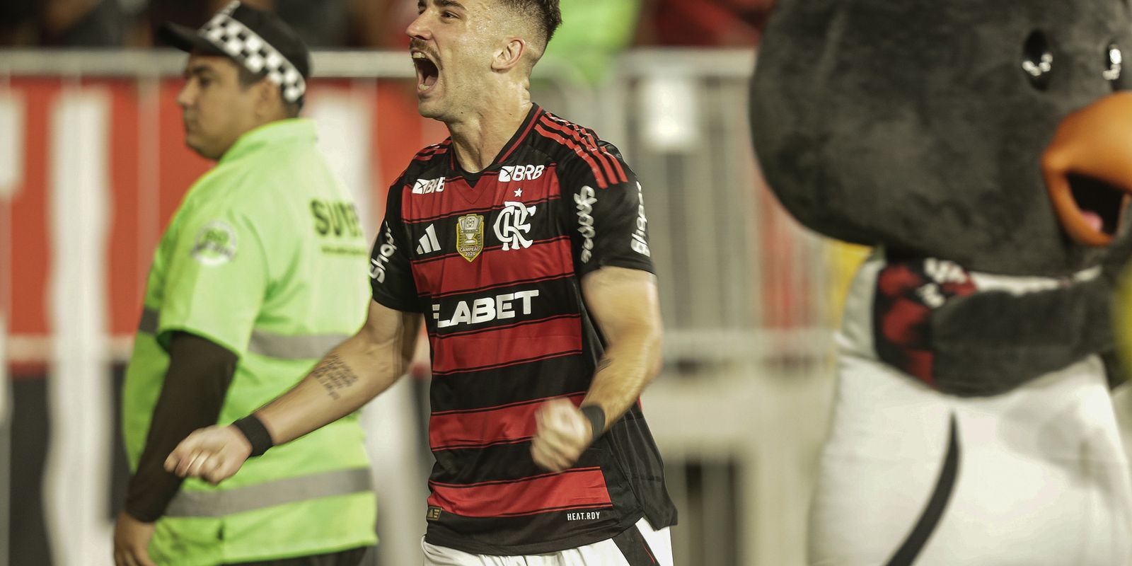 Flamengo wins Rooster and is the new leader of the Brazilian Championship
