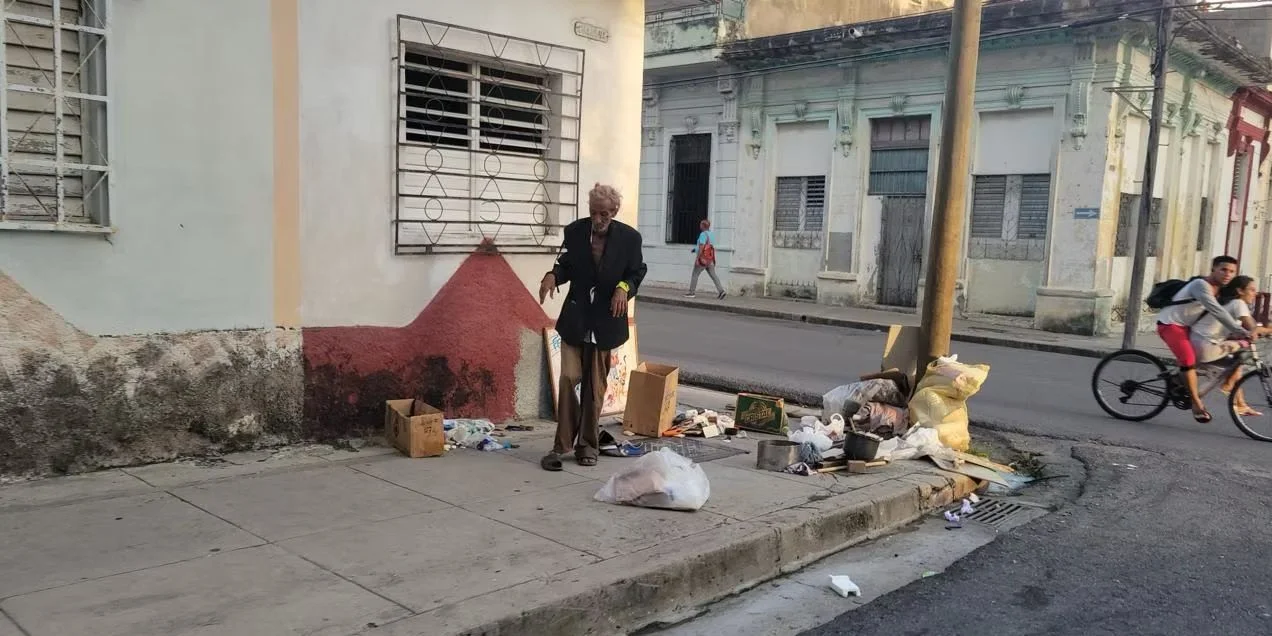 Un anciano en situación de calle en Cuba