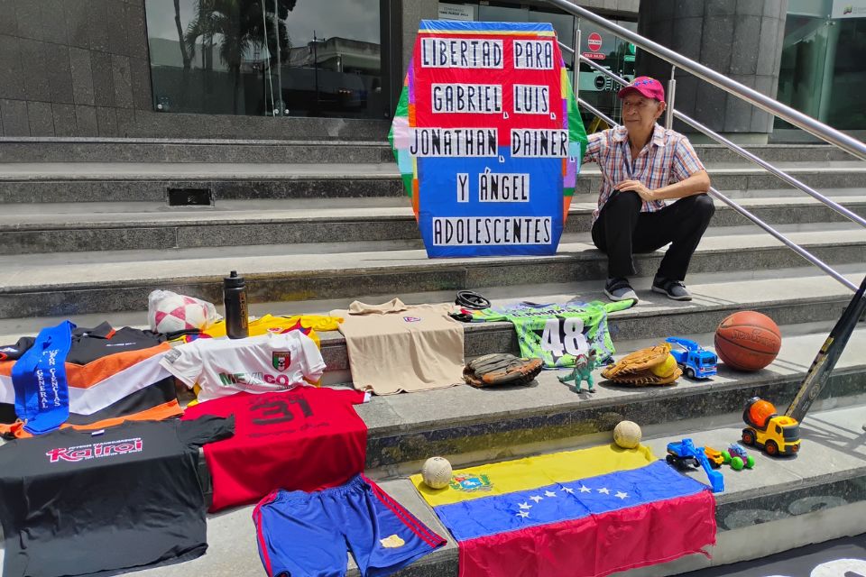 Four teenagers still wait for the fiancee release