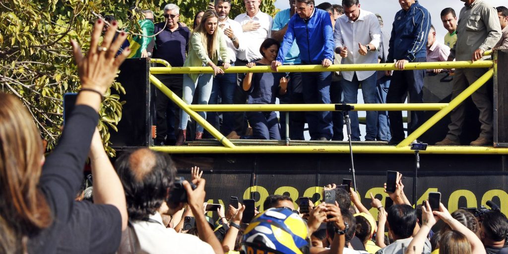 From ankleira, Bolsonaro participates in motocyta in Brasilia