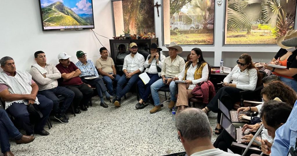 Government and Rroberos sign an agreement that ends the national strike