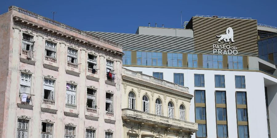 Hotel Paseo del Prado (al fondo), en La Habana, Cuba