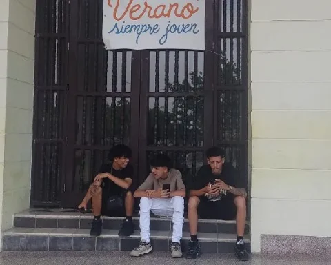 Adolescentes durante el verano, en Holguín