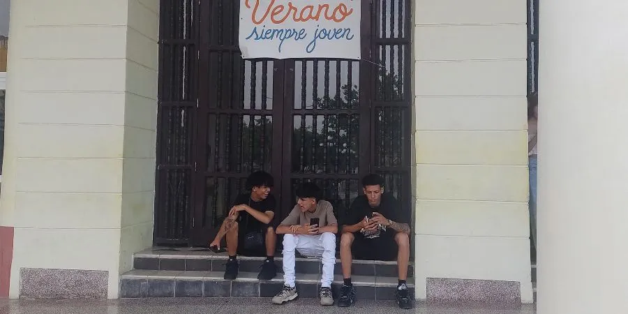Adolescentes durante el verano, en Holguín