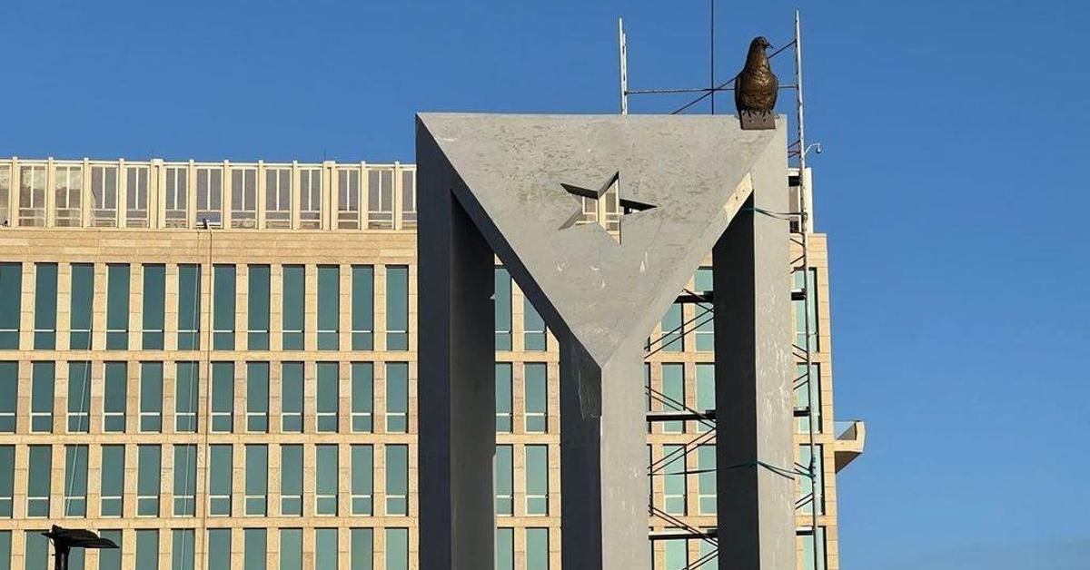 In Cuba not all pigeons are the same: some have statues, others end in the pot